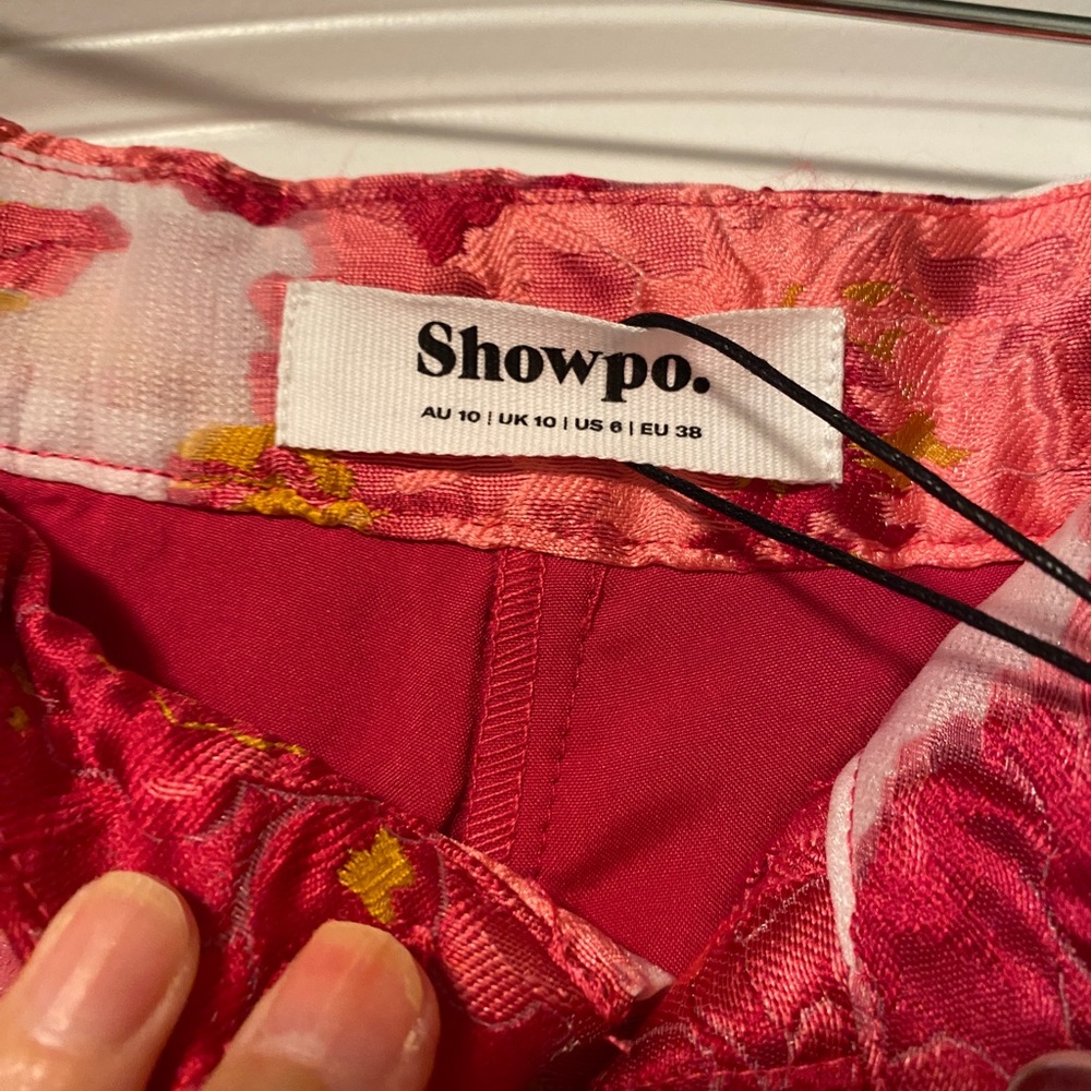 BRAILEY SHORTS - FRILL HEM SHORTS IN PINK JACQUARD - Picture 3 of 4